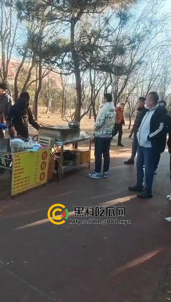 山东日照航海工程职业学院门口卖淀粉肠的摊主惨了！白衣男当街掀摊，城管还是社会哥？