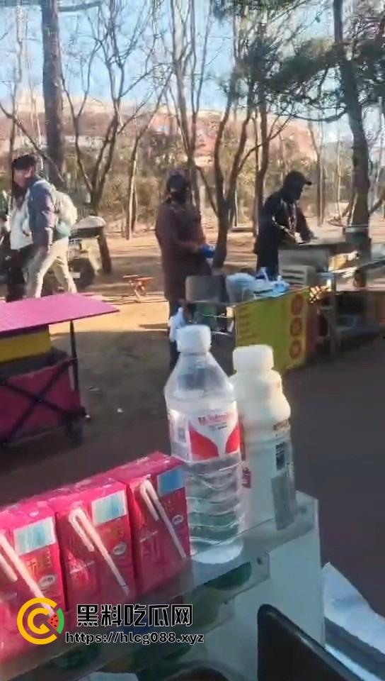 山东日照航海工程职业学院门口卖淀粉肠的摊主惨了!白衣男当街掀摊,城管还是社会哥?