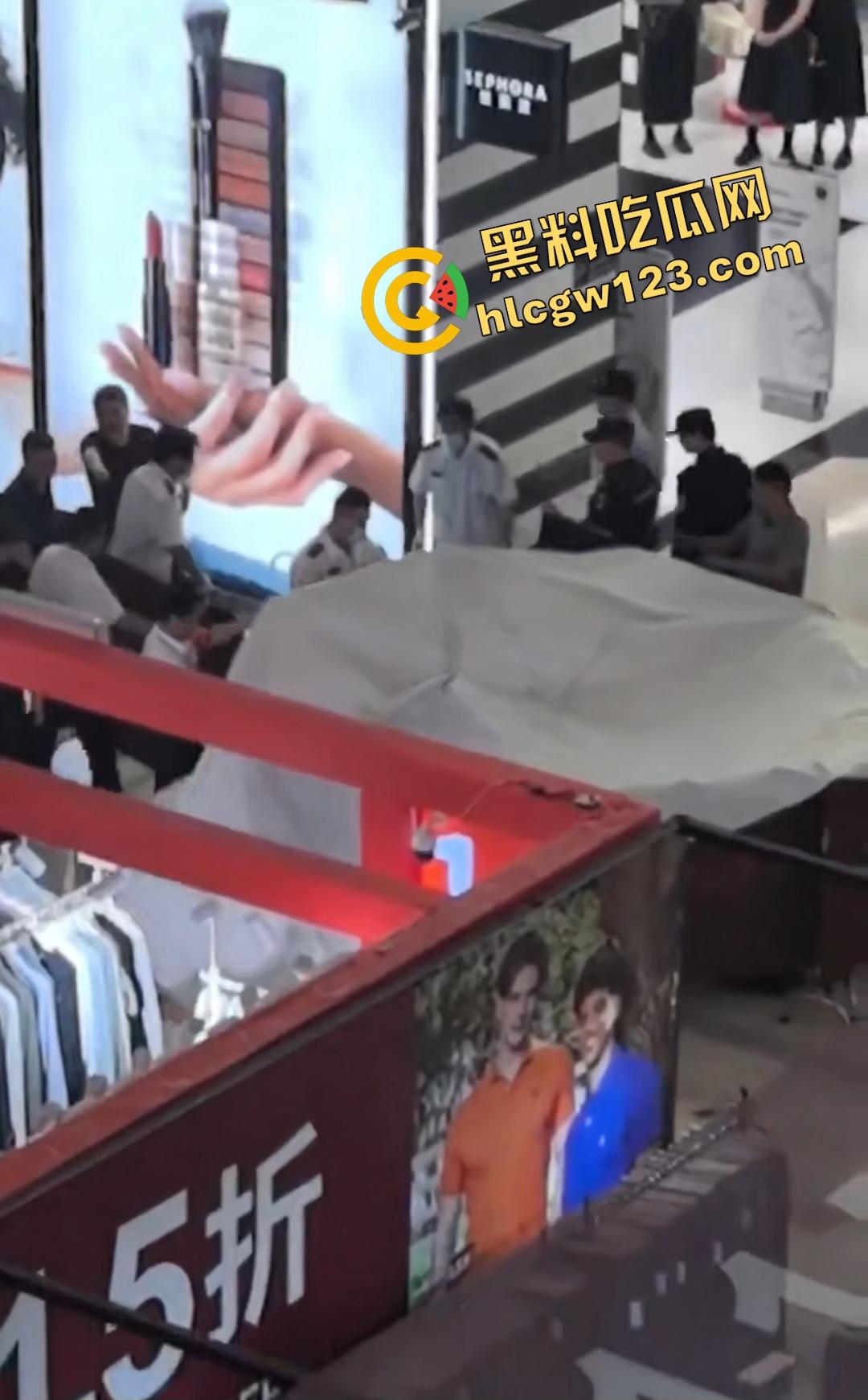 扬州京华城26岁女孩为茶颜悦色跳楼自杀!因男友买蜜雪冰城崩溃,男友终于解脱了!