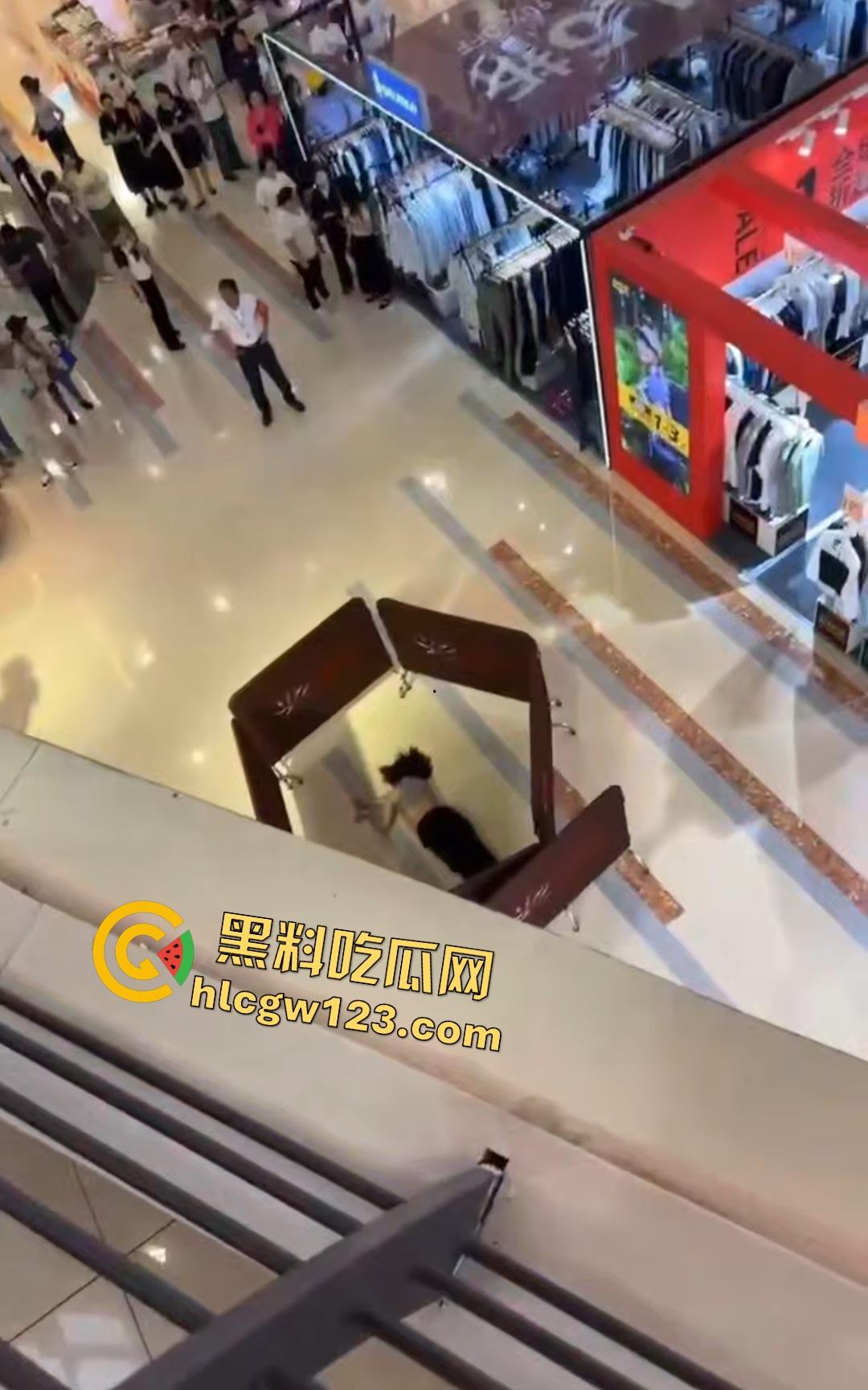 扬州京华城26岁女孩为茶颜悦色跳楼自杀!因男友买蜜雪冰城崩溃,男友终于解脱了!