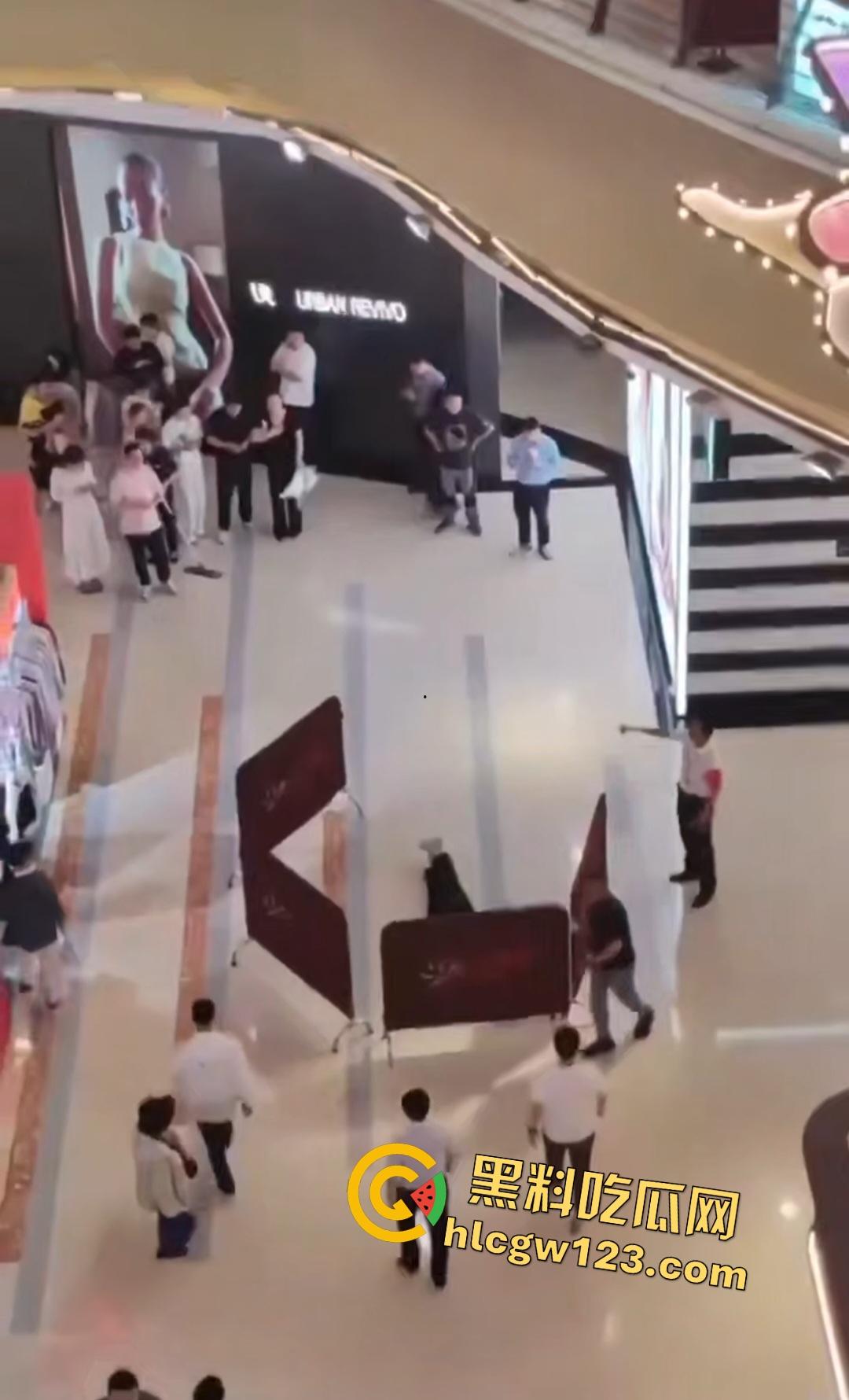 扬州京华城26岁女孩为茶颜悦色跳楼自杀!因男友买蜜雪冰城崩溃,男友终于解脱了!