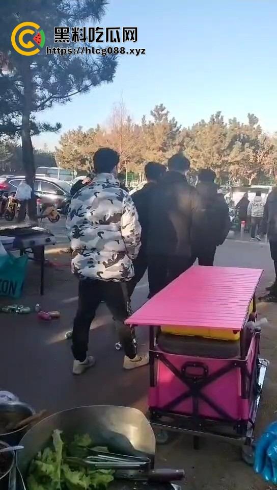 山东日照航海工程职业学院门口卖淀粉肠的摊主惨了!白衣男当街掀摊,城管还是社会哥?