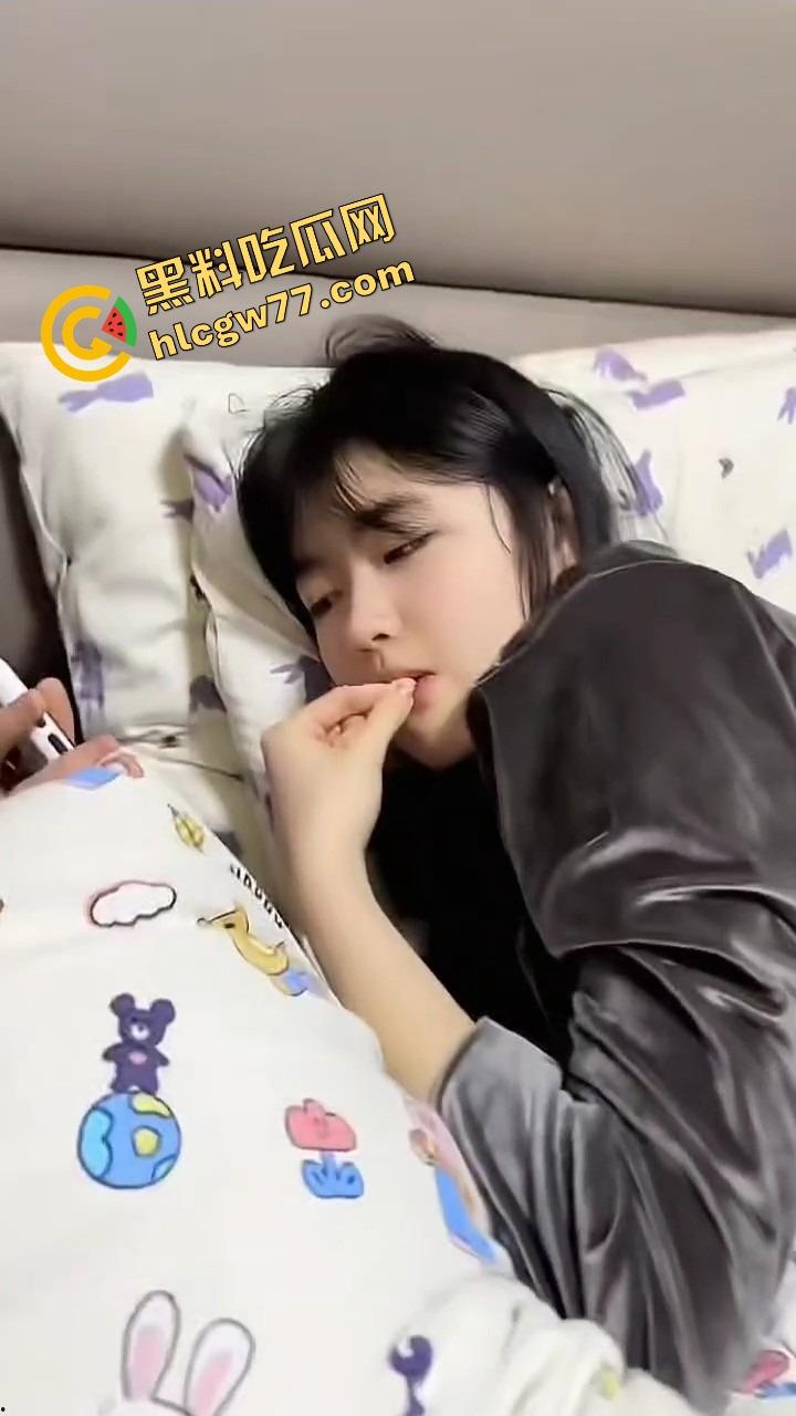 足控晚癌晚期患者现场发疯,明明有骚逼不草,非要拿脚打胶,精液都委屈!