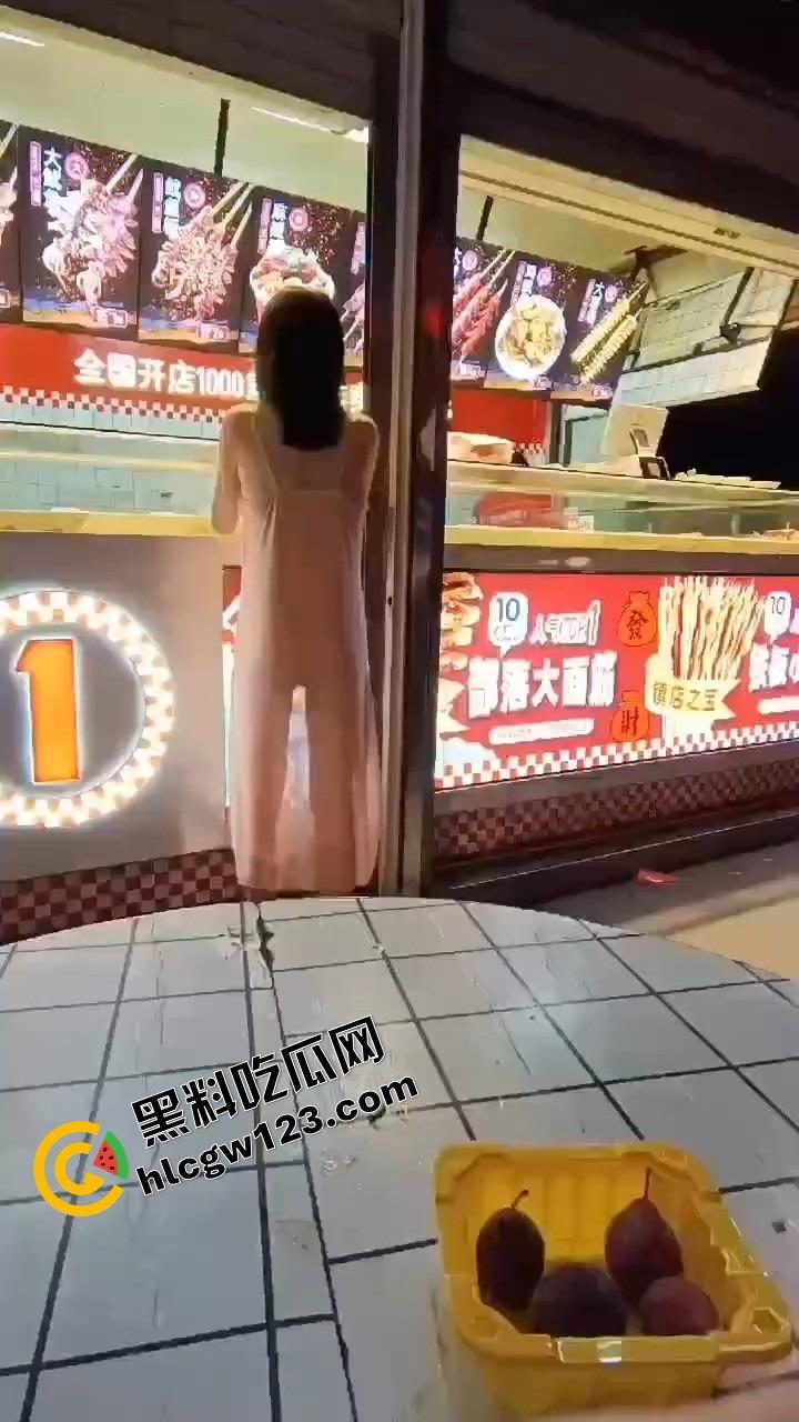 你相信光吗?郑州小婊深夜执行主人的羞耻任务,透明薄睡衣漏点出门,全程走光还舔着嘴说我好兴奋!