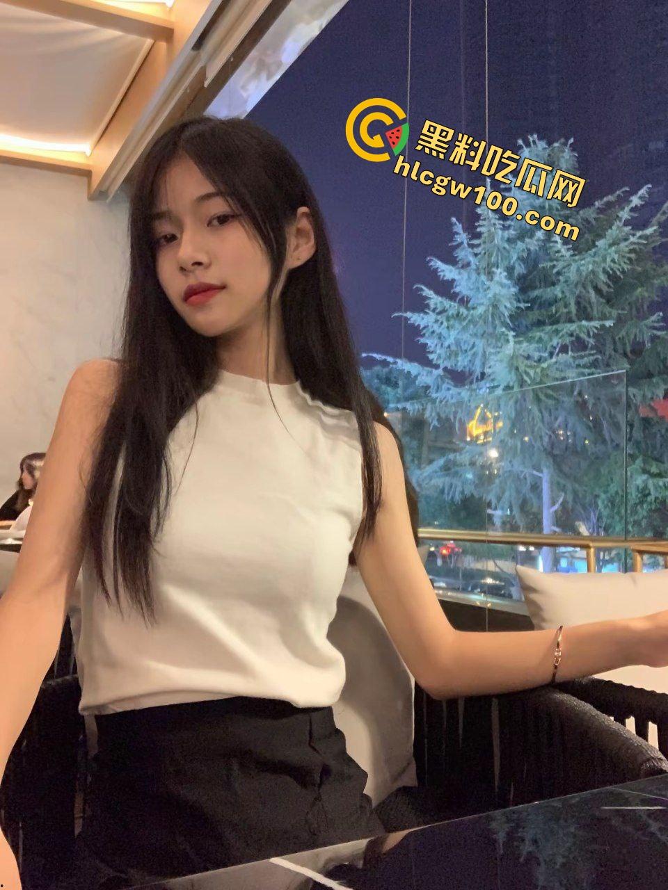 海南三亚社会骚鸡【任圈怡】特斯拉上露出诱惑内裤,勾引大哥酒店后入爆操无套内射!原创独家曝光流出!