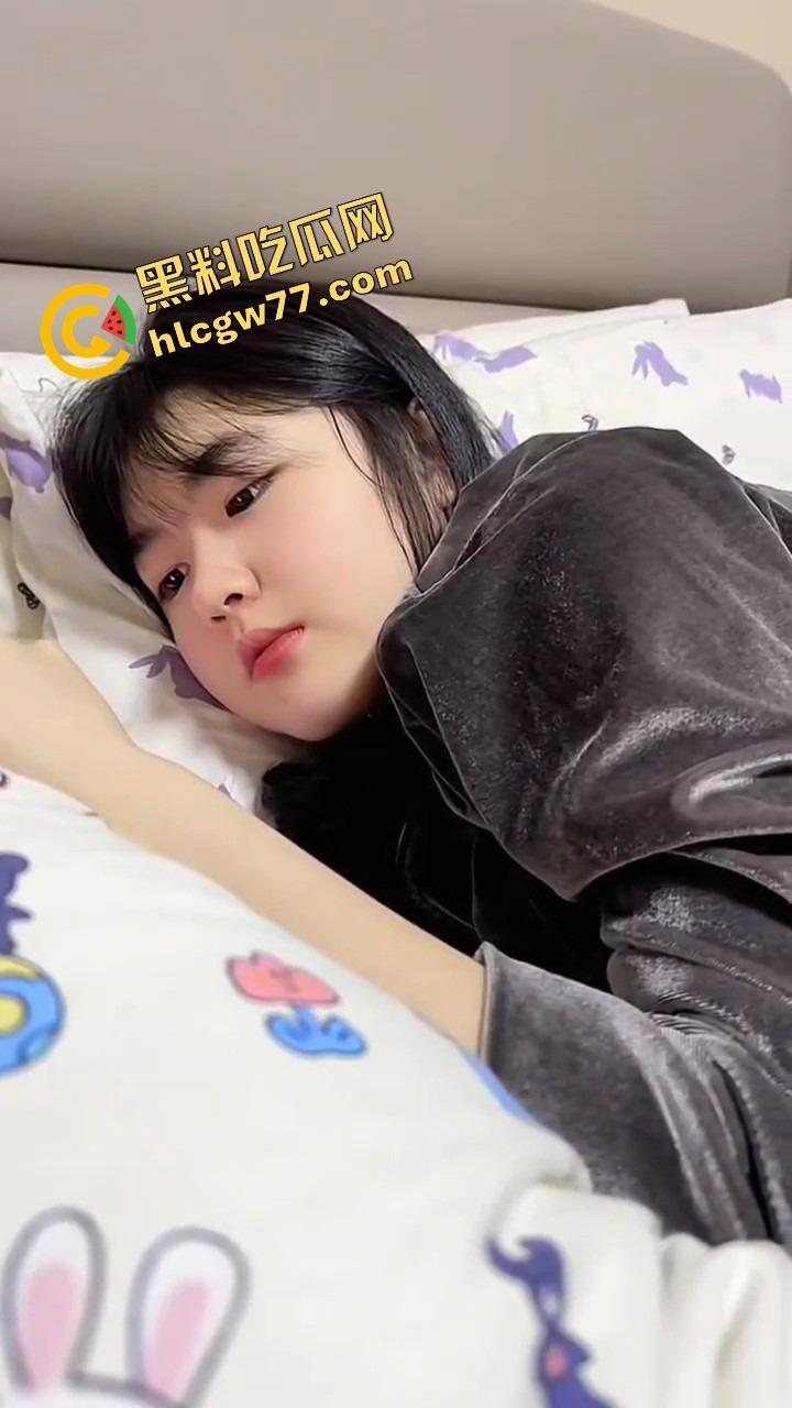 足控晚癌晚期患者现场发疯,明明有骚逼不草,非要拿脚打胶,精液都委屈!