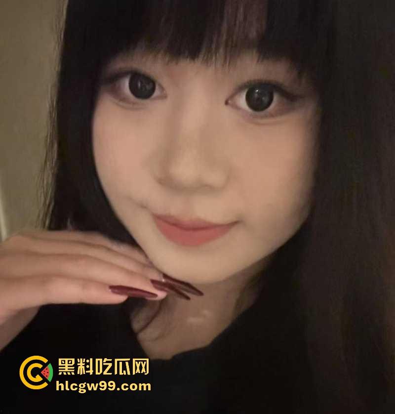 辽宁工商学院极品大三学姐【吴诗芸】给炮友拍裸照被玩腻后曝光,现实中很甜在床很骚。很有撸点!