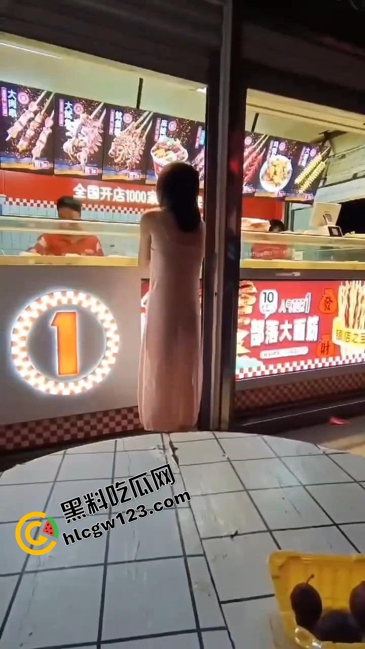 你相信光吗?郑州小婊深夜执行主人的羞耻任务,透明薄睡衣漏点出门,全程走光还舔着嘴说我好兴奋!