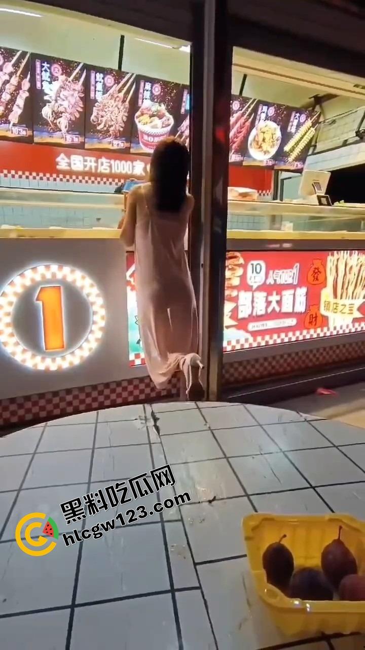 你相信光吗?郑州小婊深夜执行主人的羞耻任务,透明薄睡衣漏点出门,全程走光还舔着嘴说我好兴奋!