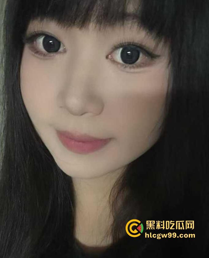 辽宁工商学院极品大三学姐【吴诗芸】给炮友拍裸照被玩腻后曝光,现实中很甜在床很骚。很有撸点!