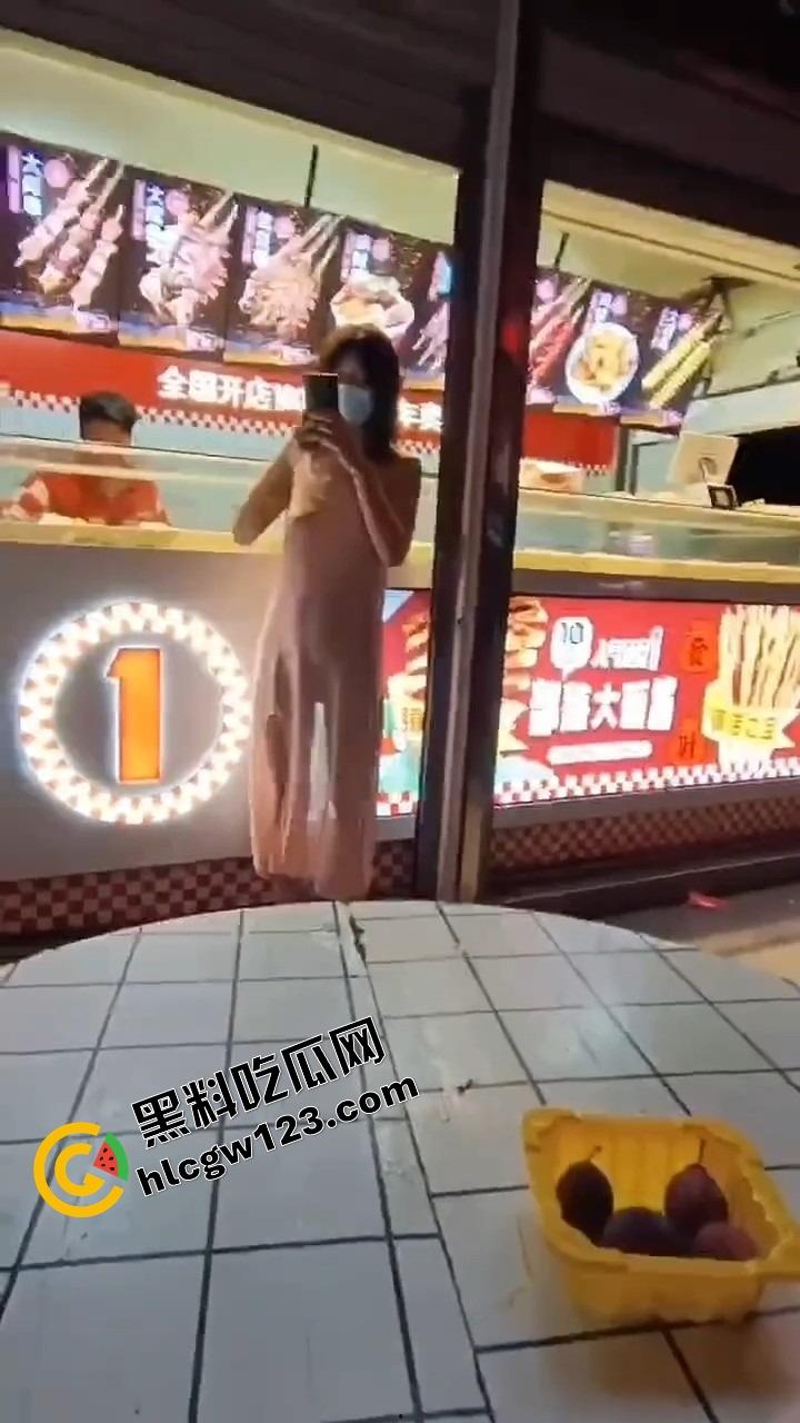 你相信光吗?郑州小婊深夜执行主人的羞耻任务,透明薄睡衣漏点出门,全程走光还舔着嘴说我好兴奋!