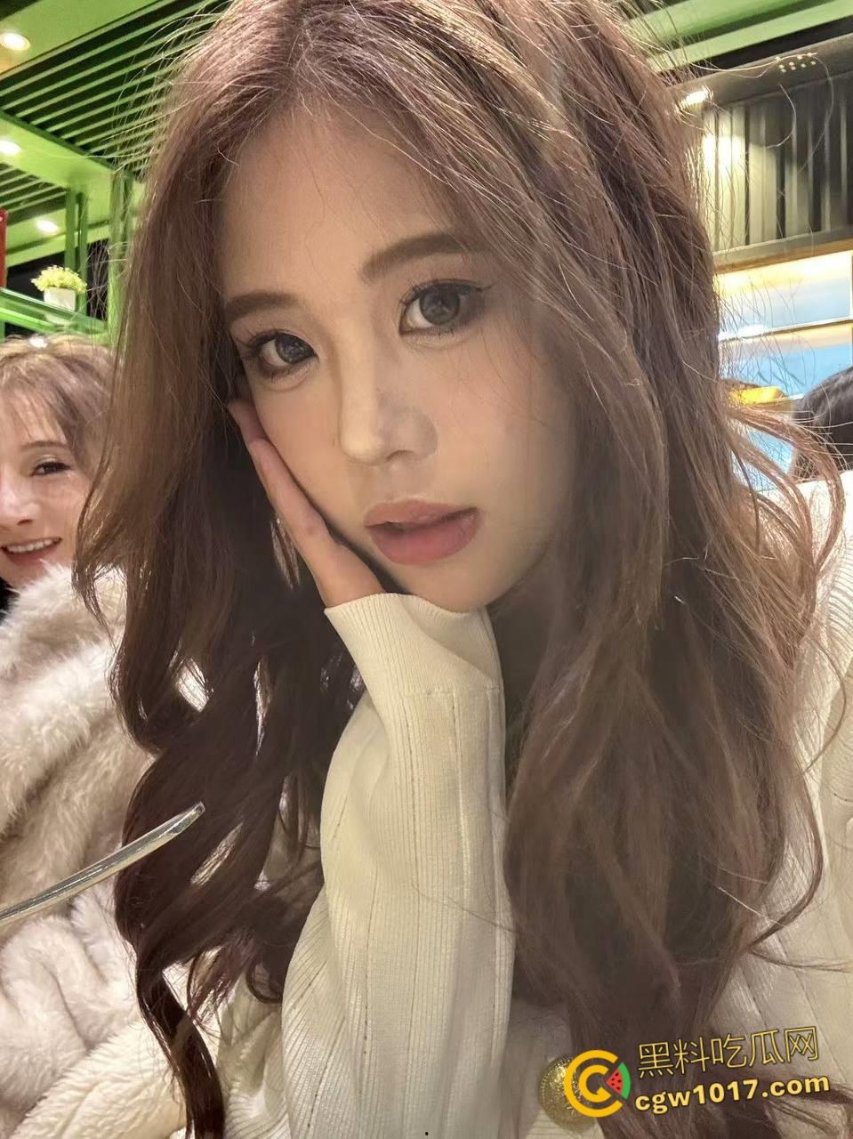 清纯小美女【沈佳惠】蕾丝制服，完美颜值肤白如雪，床上骚浪口交肉棒，女上骑乘翘臀摇曳，无套狂插精液射嘴！