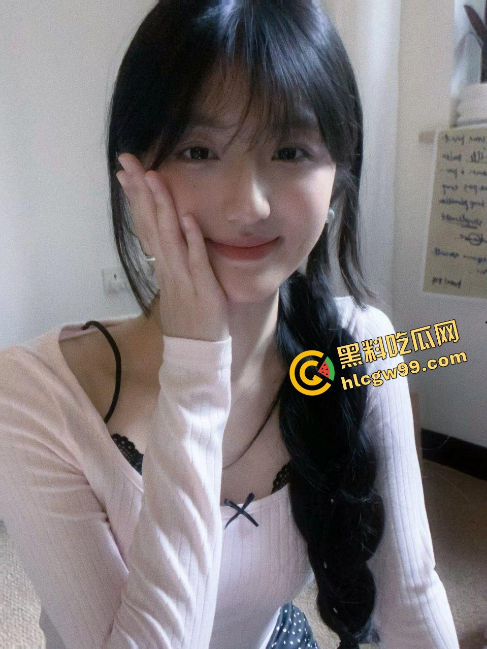 浙江艺术职业清纯小太妹【曲婉怡】私拍解衣诱惑露奶不雅，跳蛋硅胶仙女棒淫荡插逼！独家流出！