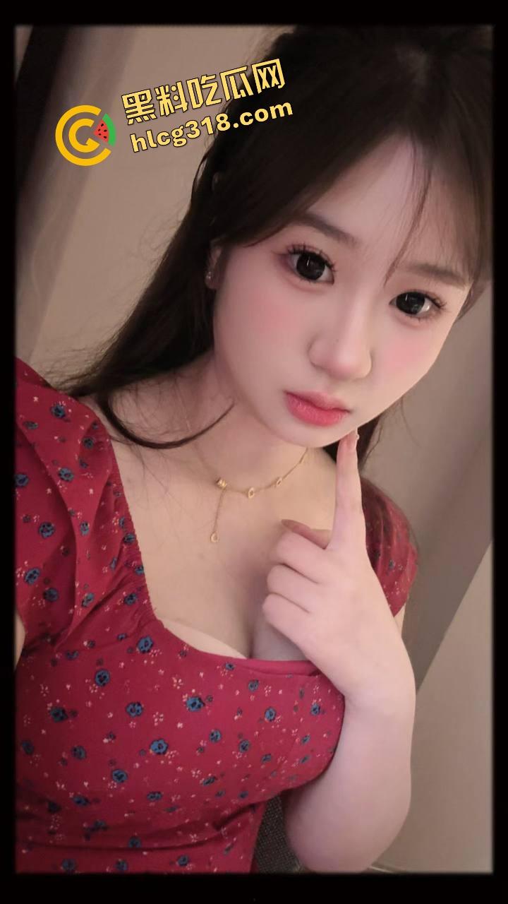 学生妹被金主包养玩成群交机器,3P起步5P封顶,钱到位随便上,有钱就能多人乱斗男友顶着绿帽加入!