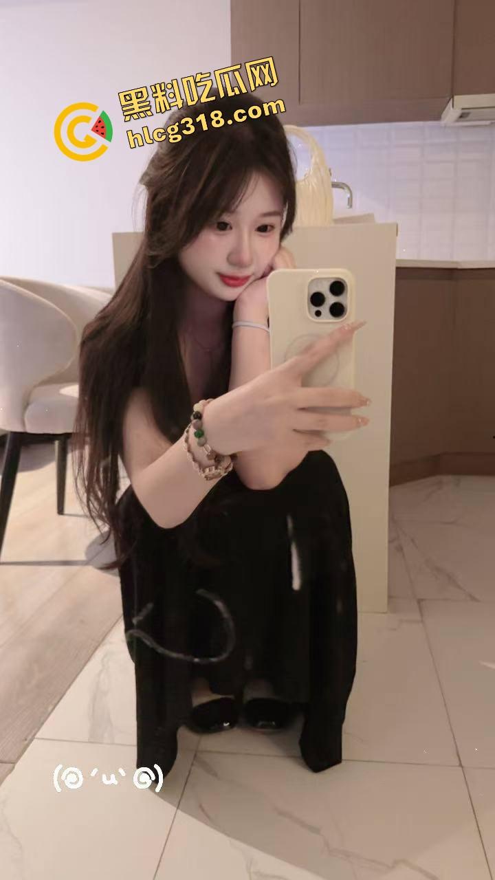 学生妹被金主包养玩成群交机器,3P起步5P封顶,钱到位随便上,有钱就能多人乱斗男友顶着绿帽加入!