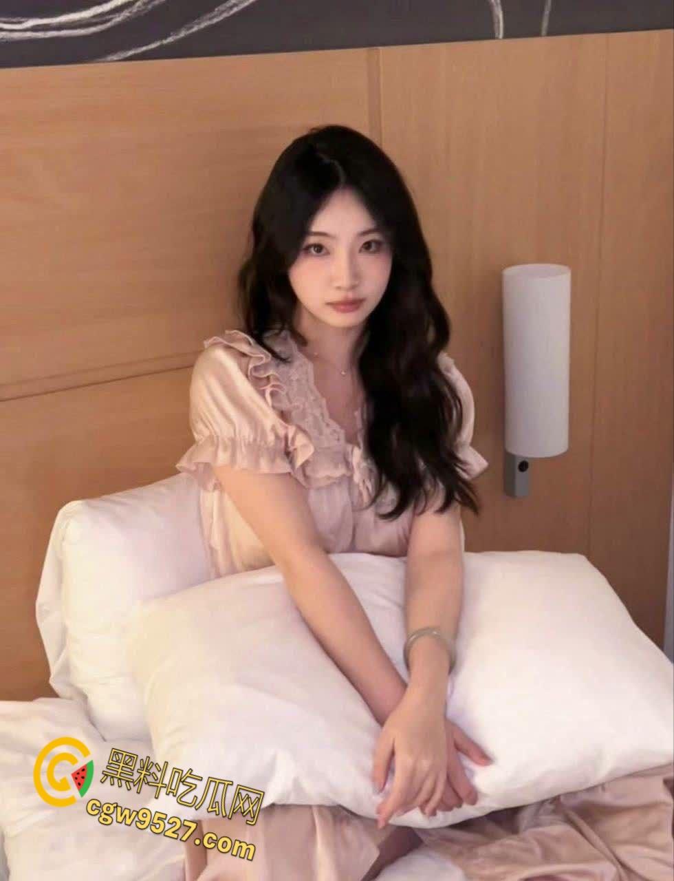 浙江艺术职业学院嫩妹【曹颖】,异地恋骚穴难耐,出轨偷情宝马富哥,高跟鞋站立后入,绝美翘臀完美炮架!