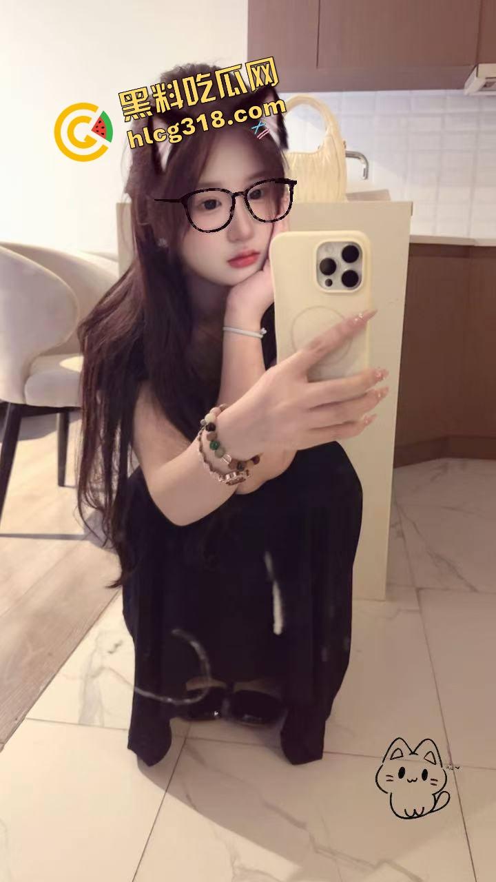 学生妹被金主包养玩成群交机器,3P起步5P封顶,钱到位随便上,有钱就能多人乱斗男友顶着绿帽加入!