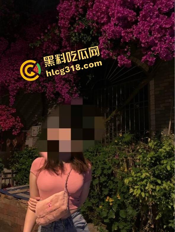 学生妹被金主包养玩成群交机器,3P起步5P封顶,钱到位随便上,有钱就能多人乱斗男友顶着绿帽加入!