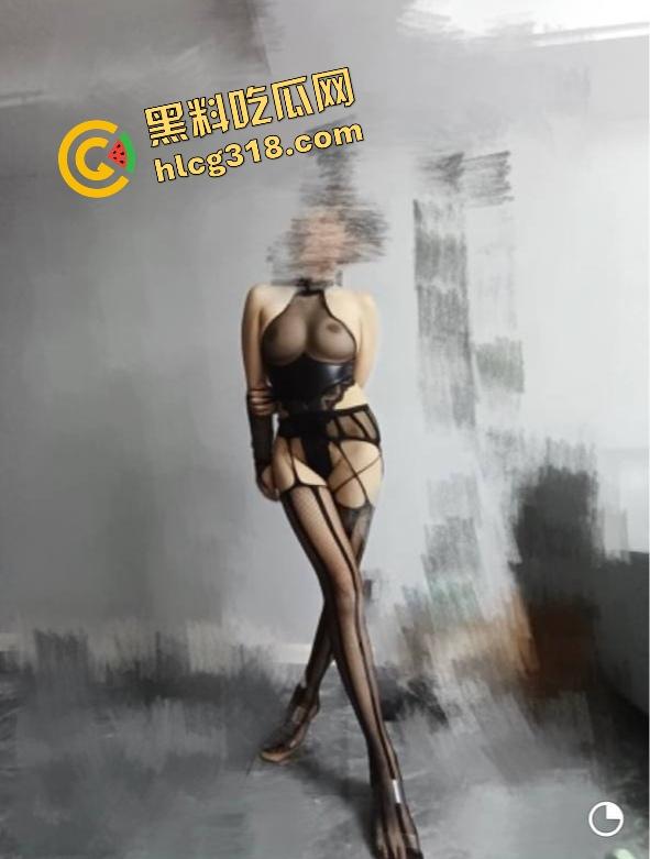 学生妹被金主包养玩成群交机器,3P起步5P封顶,钱到位随便上,有钱就能多人乱斗男友顶着绿帽加入!