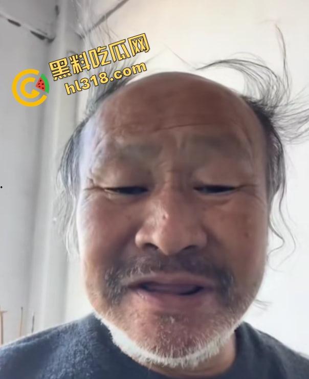 老变态厕所偷看逼被偷拍，还搁那死盯着不走，鸟为食亡，人为逼死，这才是真正的老兵不死！