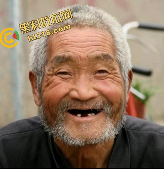 老变态厕所偷看逼被偷拍,还搁那死盯着不走,鸟为食亡,人为逼死,这才是真正的老兵不死!