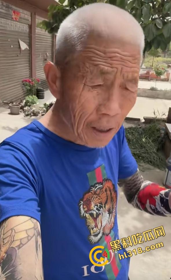 老变态厕所偷看逼被偷拍,还搁那死盯着不走,鸟为食亡,人为逼死,这才是真正的老兵不死!