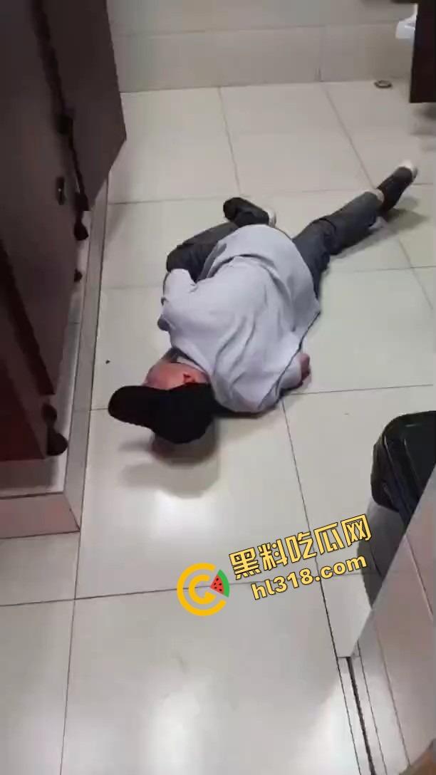 老变态厕所偷看逼被偷拍,还搁那死盯着不走,鸟为食亡,人为逼死,这才是真正的老兵不死!