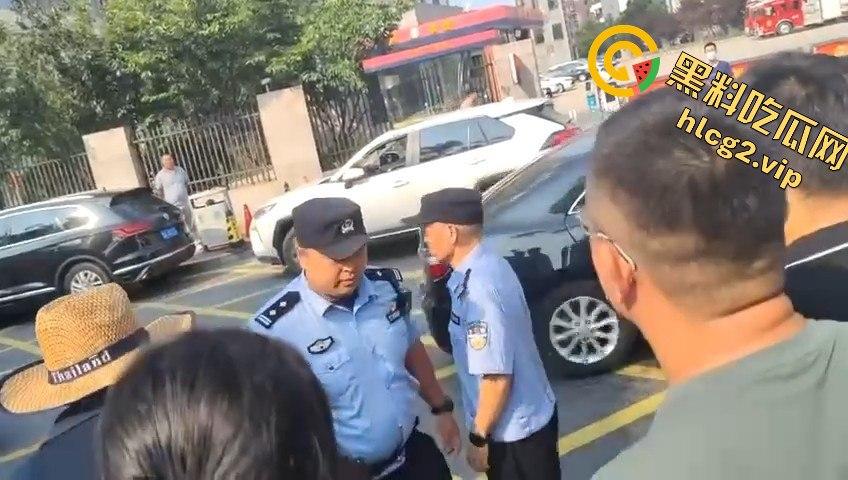 青岛李沧区圣德心脑血管医院迁建引发抗议,家长怒骂警察直接被捕!