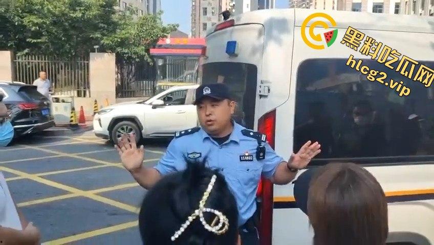 青岛李沧区圣德心脑血管医院迁建引发抗议,家长怒骂警察直接被捕!
