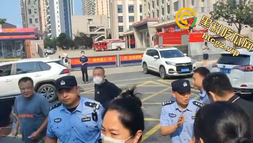 青岛李沧区圣德心脑血管医院迁建引发抗议,家长怒骂警察直接被捕!