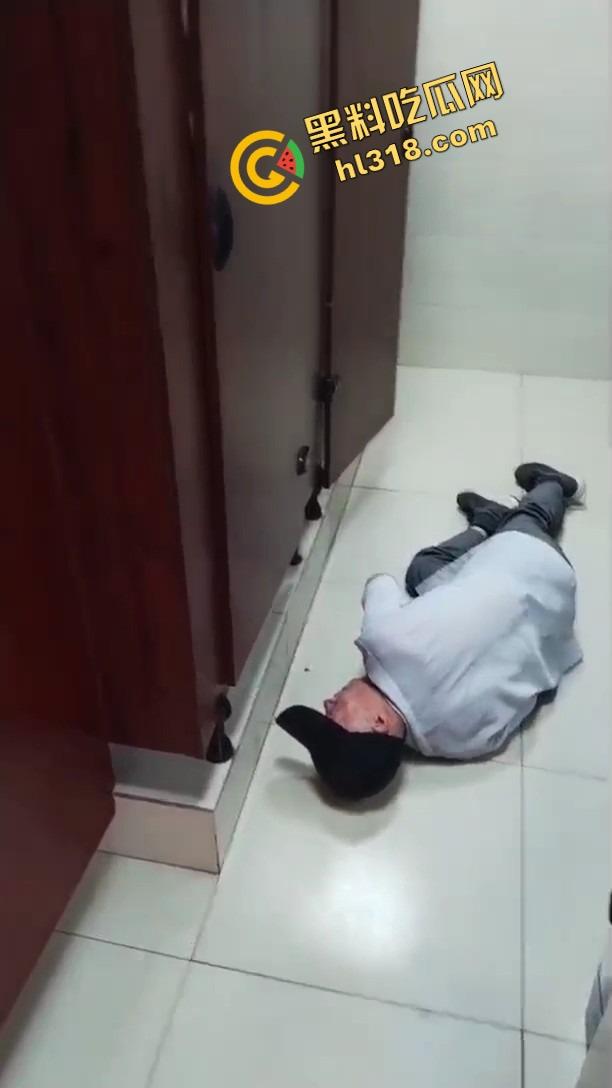 老变态厕所偷看逼被偷拍,还搁那死盯着不走,鸟为食亡,人为逼死,这才是真正的老兵不死!