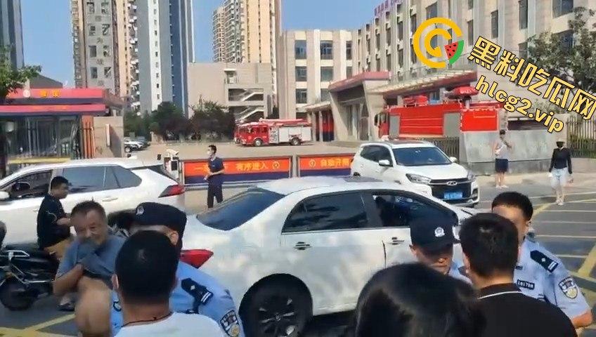 青岛李沧区圣德心脑血管医院迁建引发抗议,家长怒骂警察直接被捕!