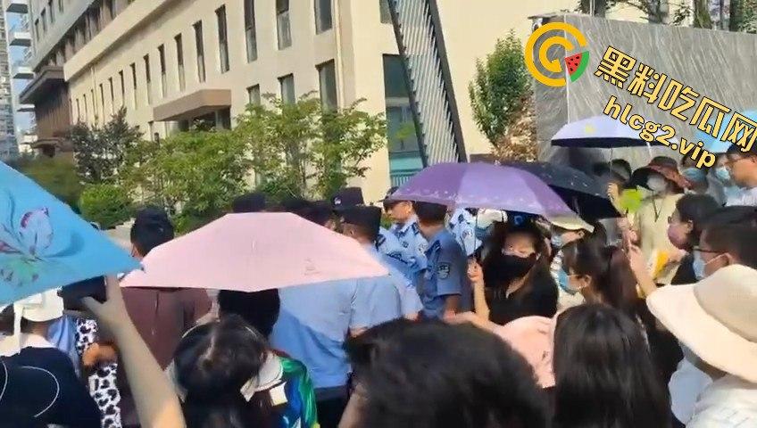 青岛李沧区圣德心脑血管医院迁建引发抗议,家长怒骂警察直接被捕!