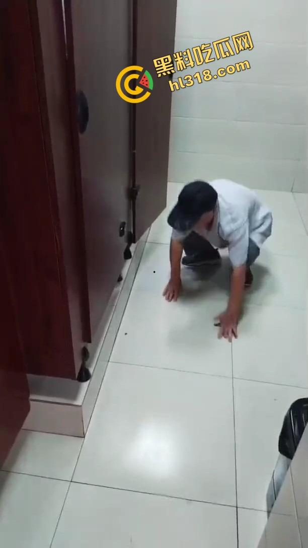 老变态厕所偷看逼被偷拍,还搁那死盯着不走,鸟为食亡,人为逼死,这才是真正的老兵不死!