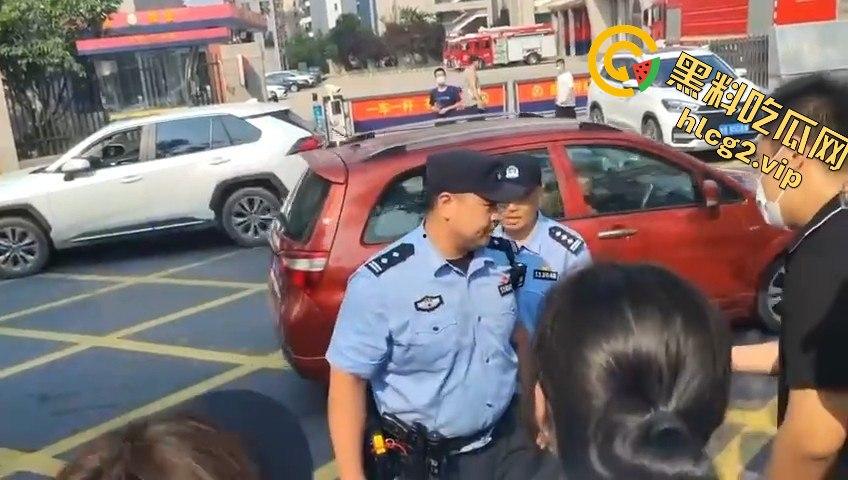 青岛李沧区圣德心脑血管医院迁建引发抗议,家长怒骂警察直接被捕!