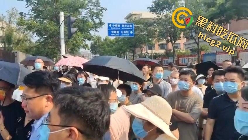 青岛李沧区圣德心脑血管医院迁建引发抗议,家长怒骂警察直接被捕!