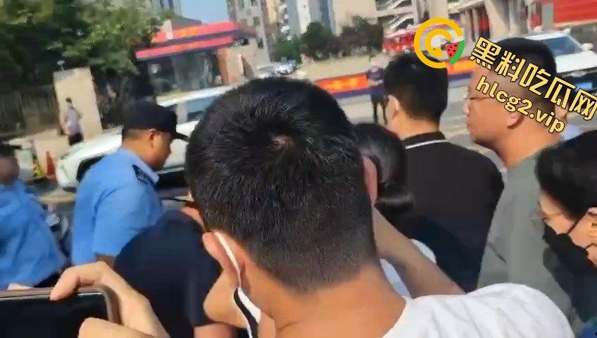 青岛李沧区圣德心脑血管医院迁建引发抗议,家长怒骂警察直接被捕!