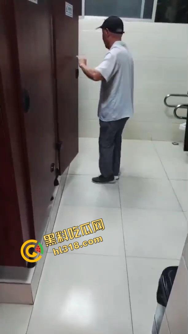 老变态厕所偷看逼被偷拍,还搁那死盯着不走,鸟为食亡,人为逼死,这才是真正的老兵不死!