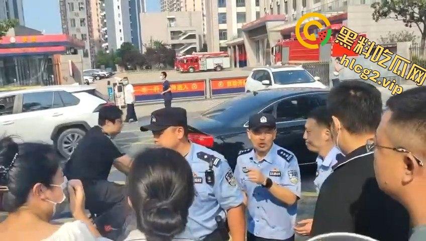 青岛李沧区圣德心脑血管医院迁建引发抗议,家长怒骂警察直接被捕!
