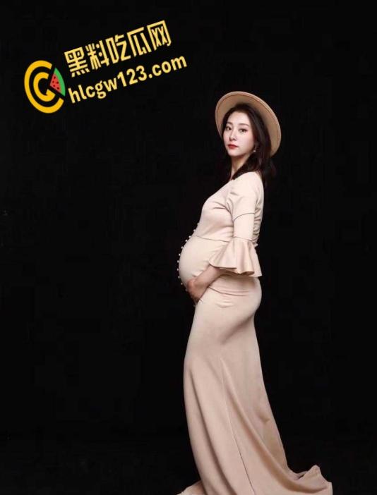 寂寞孕妇借抖音公开卖淫，这奶子都快能挤出奶了，这么大的肚子也不怕把孩子顶坏了？