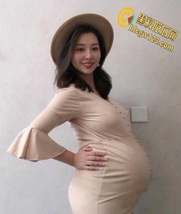 寂寞孕妇借抖音公开卖淫,这奶子都快能挤出奶了,这么大的肚子也不怕把孩子顶坏了?