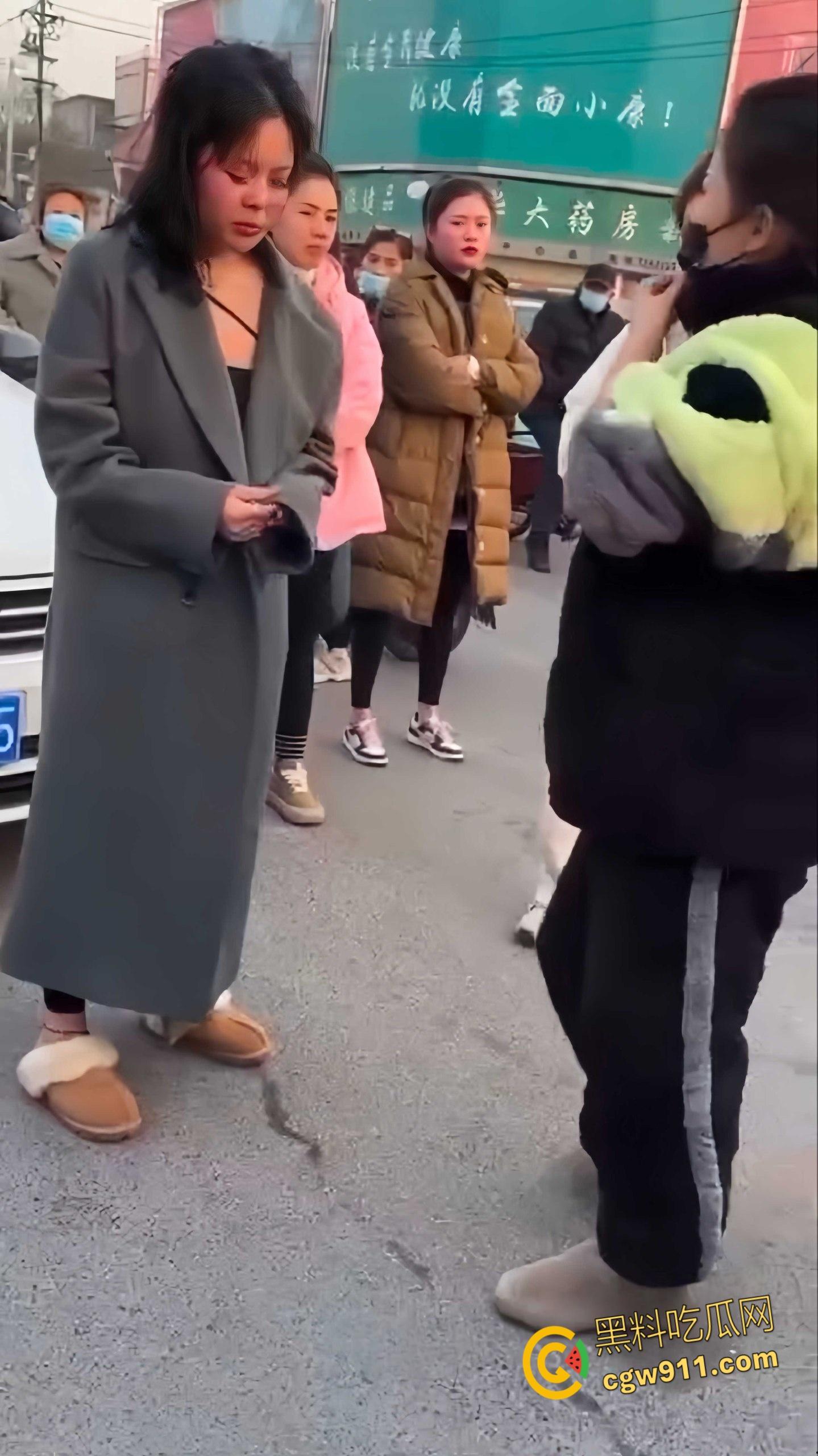 温州街头惊爆火辣抓奸大戏,原配带人当街手撕小三,怒骂掌掴不断,头发都给人家剪掉,场面火爆到炸!