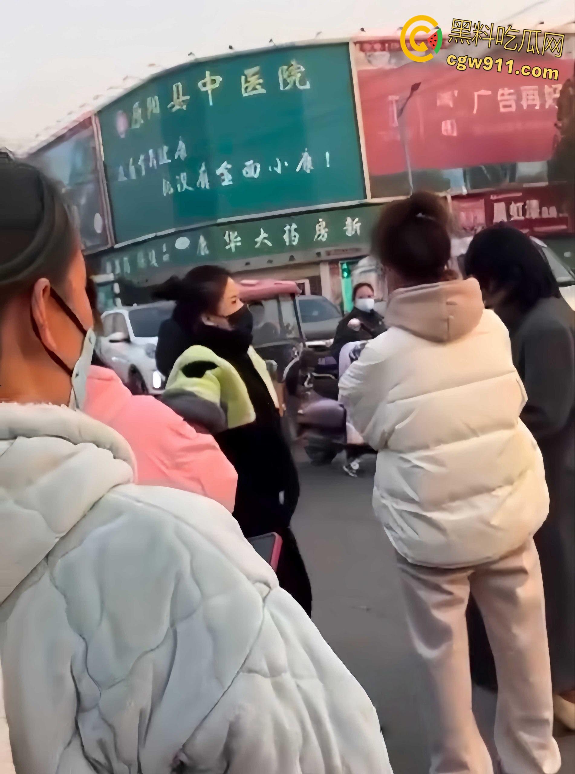 温州街头惊爆火辣抓奸大戏,原配带人当街手撕小三,怒骂掌掴不断,头发都给人家剪掉,场面火爆到炸!