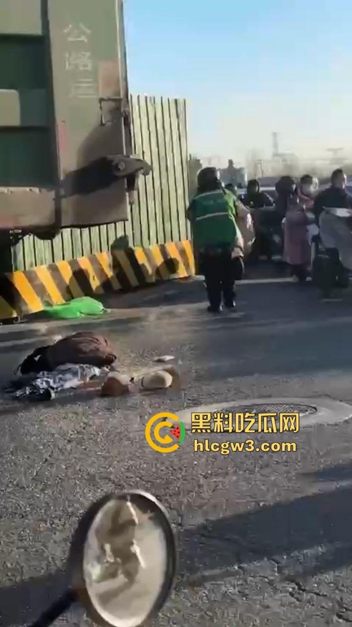 武汉一妹子骑车玩手机闯红灯惨遭大车碾压 直接腿被撞没上演“下半身失踪” 现已确认死亡!