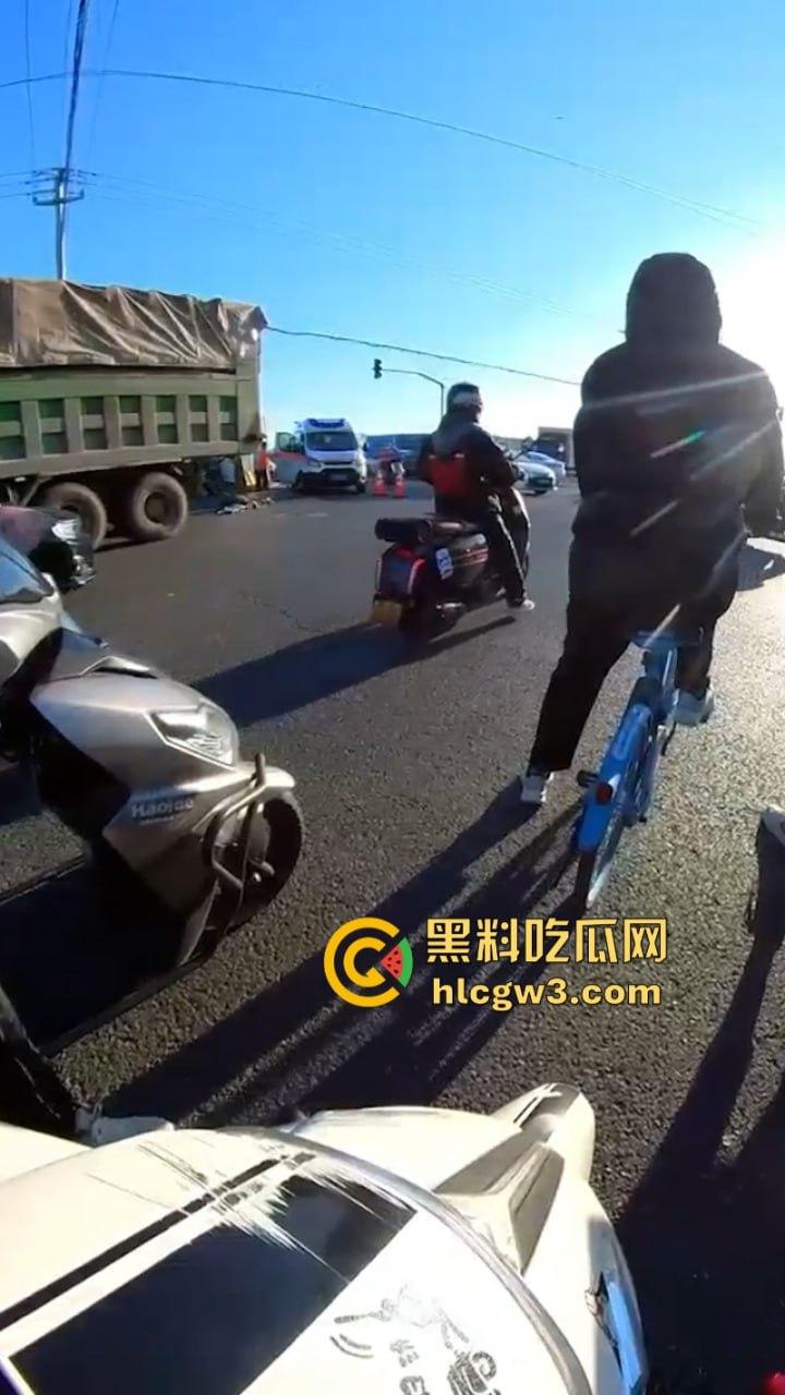 武汉一妹子骑车玩手机闯红灯惨遭大车碾压 直接腿被撞没上演“下半身失踪” 现已确认死亡!