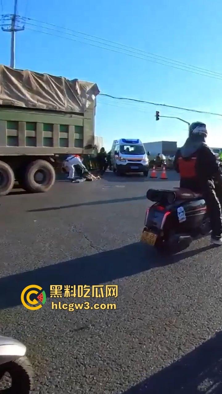 武汉一妹子骑车玩手机闯红灯惨遭大车碾压 直接腿被撞没上演“下半身失踪” 现已确认死亡!