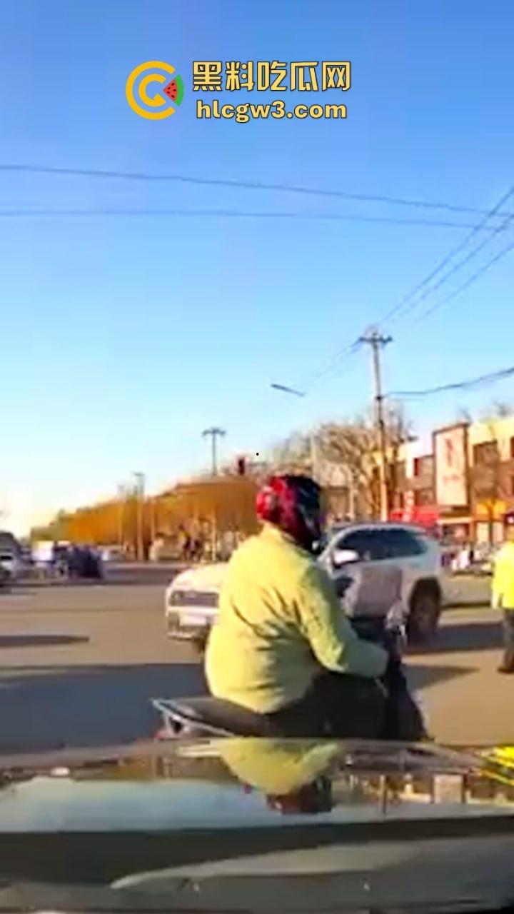 武汉一妹子骑车玩手机闯红灯惨遭大车碾压 直接腿被撞没上演“下半身失踪” 现已确认死亡!