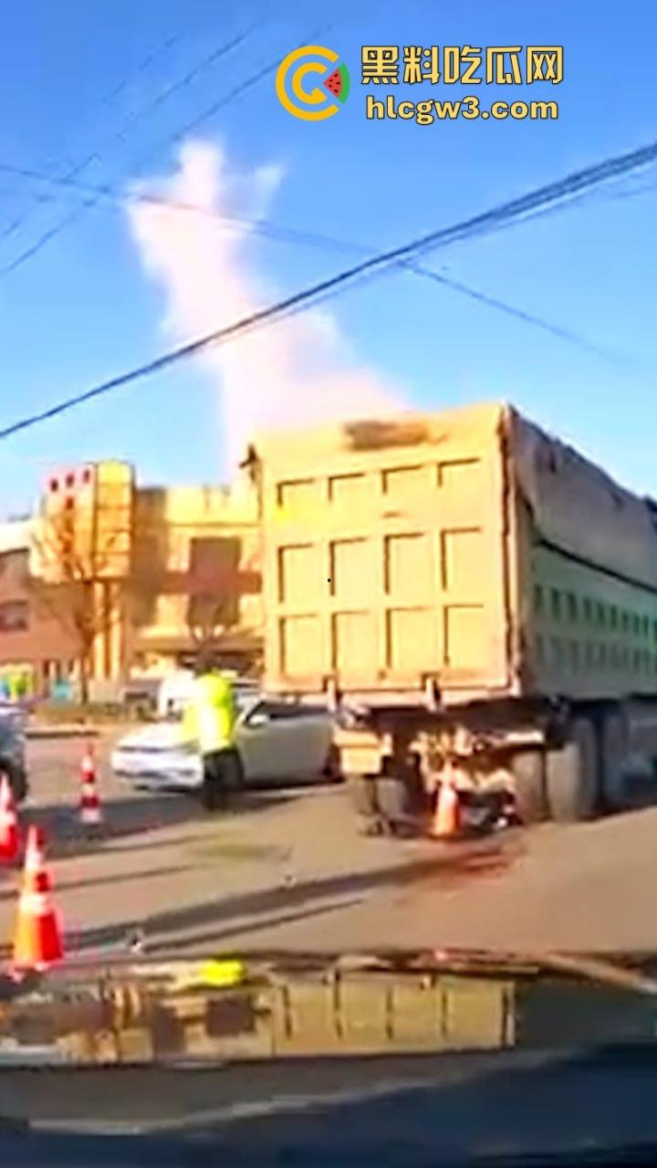 武汉一妹子骑车玩手机闯红灯惨遭大车碾压 直接腿被撞没上演“下半身失踪” 现已确认死亡!