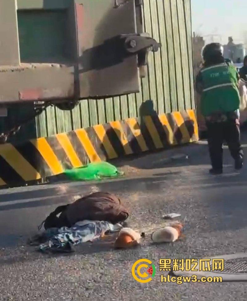 武汉一妹子骑车玩手机闯红灯惨遭大车碾压 直接腿被撞没上演“下半身失踪” 现已确认死亡!