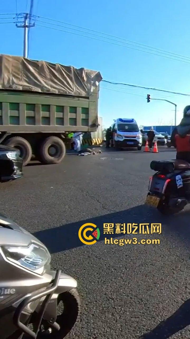 武汉一妹子骑车玩手机闯红灯惨遭大车碾压 直接腿被撞没上演“下半身失踪” 现已确认死亡!